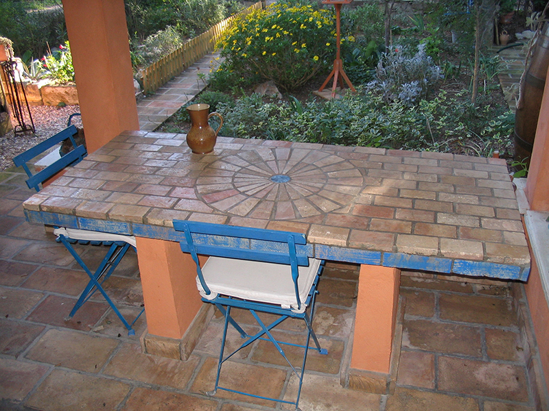 Table avec mosaïque terre cuite